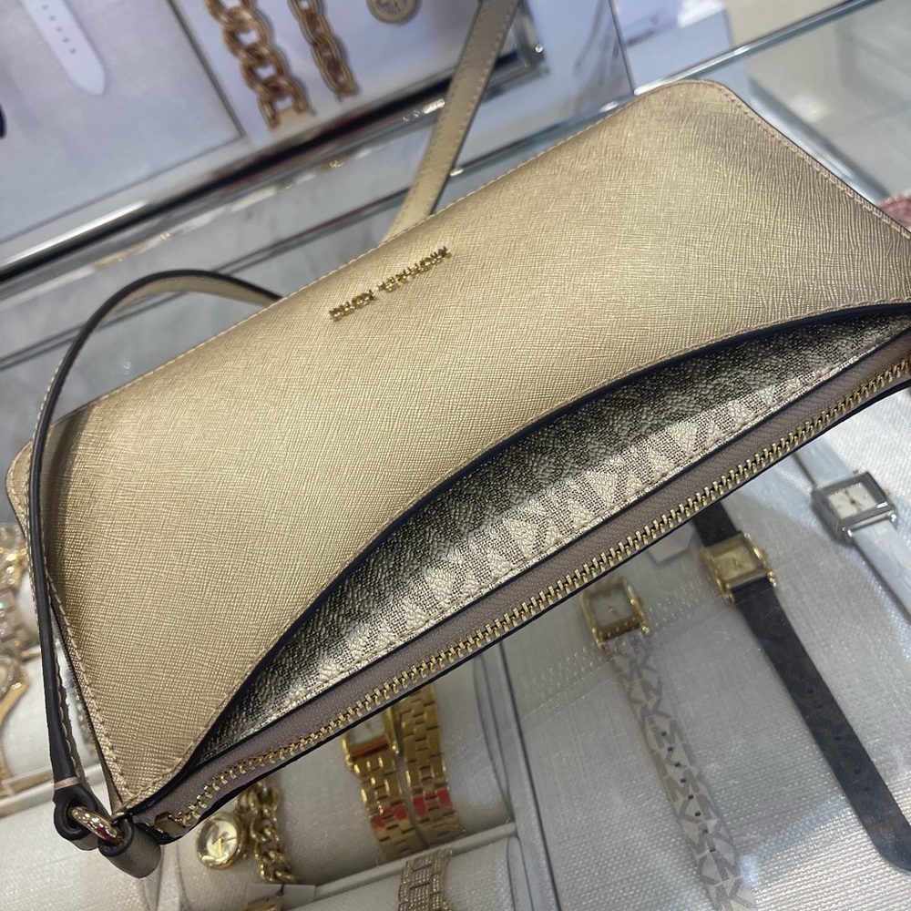 MICHAEL KORS Arden Medium Metallic Crossbody Bag
Pale Gold
NWT - Picture 13 of 16